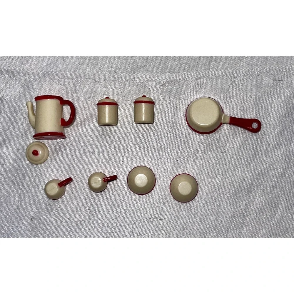 Svlanian Families Set of Red and White Dishes